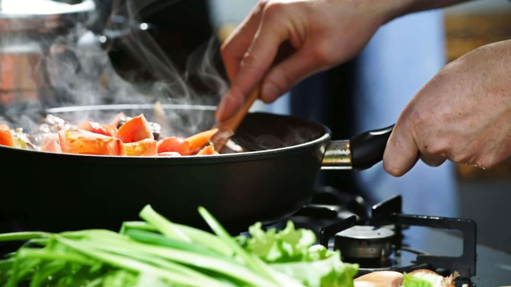 Kitchen Tips : कमी तेलात रोजची भाजी कशी करावी? गृहिणींना पडणाऱ्या रोजच्या प्रश्नावर अखेर तोडगा मिळालाच, ही ट्रीक तुमच्या कामाची