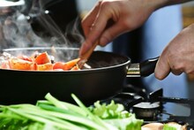 Kitchen Tips : कमी तेलात रोजची भाजी कशी करावी? गृहिणींना पडणाऱ्या रोजच्या प्रश्नावर अखेर तोडगा मिळालाच, ही ट्रीक तुमच्या कामाची