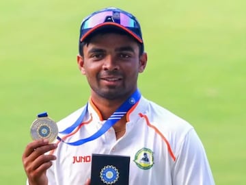 बापाने वणवण फिरून पैसा जमवला, पोराने नशीब काढलं, विदर्भाचा वाघ रोहितसोबत खेळणार! बापाने वणवण फिरून पैसा जमवला, पोराने नशीब काढलं, विदर्भाचा वाघ रोहितसोबत खेळणार!