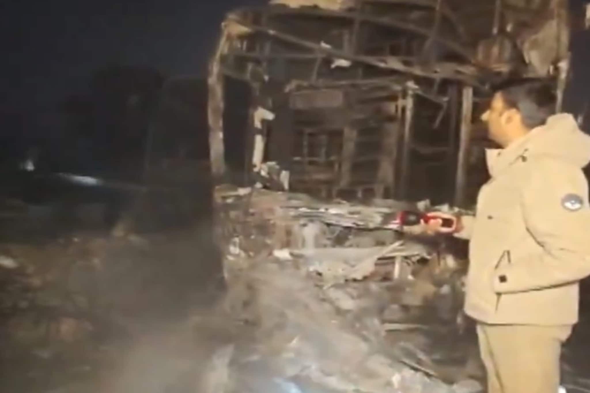 प्रवासी साखरझोपेत, एकमेकांवर धडकल्या 8 बस, भीषण अपघातानंतर 3 कारला आग प्रवासी साखरझोपेत, एकमेकांवर धडकल्या 8 बस, भीषण अपघातानंतर 3 कारला आग