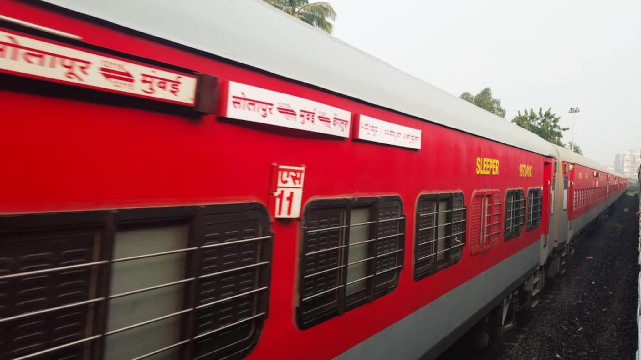 रात्रीचा प्रवास अन् धावत्या रेल्वेत महिलेला त्रास असह्य, डॉक्टर धावून आले, आणि.. रात्रीचा प्रवास अन् धावत्या रेल्वेत महिलेला त्रास असह्य, डॉक्टर धावून आले, आणि..