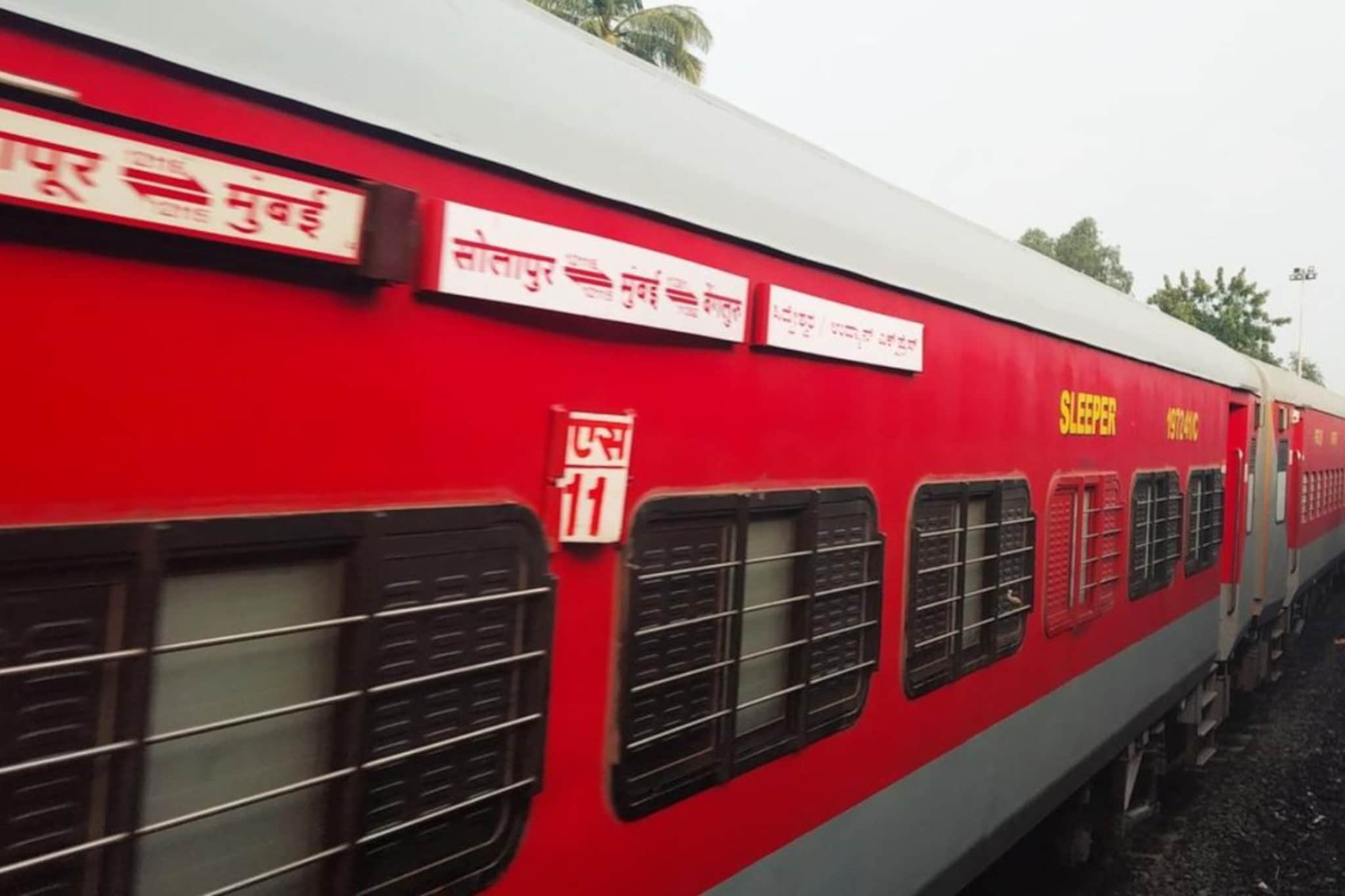 रात्रीचा प्रवास अन् धावत्या रेल्वेत महिलेला त्रास असह्य, डॉक्टर धावून आले, आणि..