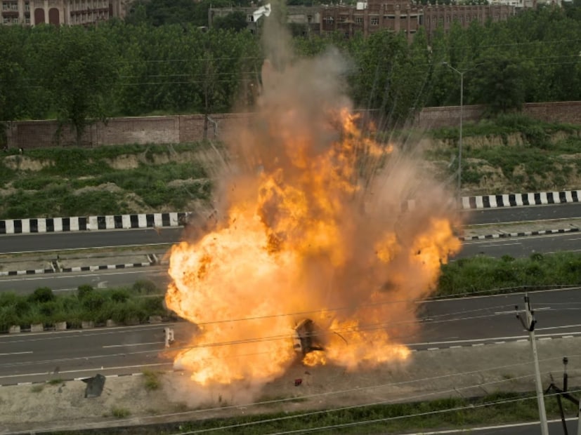 म्हणजेच धुरंधरचा मोठा भाग पाकिस्तानमधील दाखवण्यात आला असला तरी त्यातील बहुतांश भाग हे भारत, थायलंड आणि सेटवर शुट करण्यात आले आहेत.