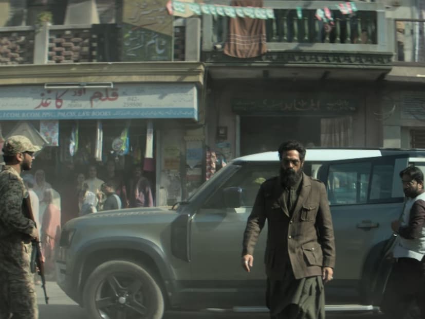 धुरंधर हा 2025 मधला चर्चेत आलेला अॅक्शन ड्रामाबद्दल देखील तिच गोष्ट सर्वात चर्चेत आली आहे.  चित्रपटातील अनेक सीन पाहिल्यानंतर प्रेक्षकांच्या मनात एकच प्रश्न घोळत आहे, 'हा सिनेमा खरंच पाकिस्तानमध्ये जाऊन शूट झाला का?' पाकिस्तानमध्ये शुटिंगसाठी परमिशन मिळाली असेल का? हुबेहुब पाकिस्तान सारखा दिसणारा मोहोल्ला कुठे बरं मिळाला असेल की खरंच तिकडे जाऊन शुट झालं?