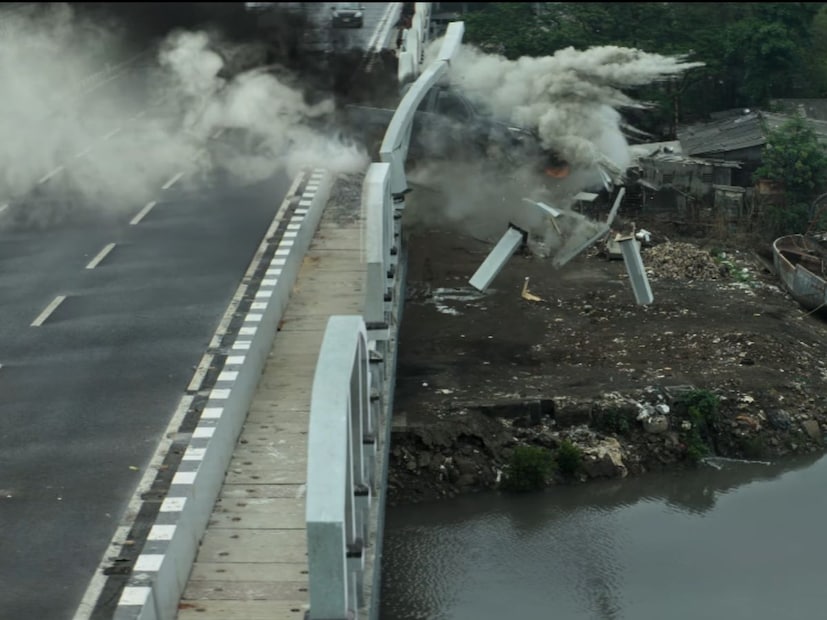 भारतातील इतर लोकेशन्सधुरंधरचं शूटिंग भारतातही विविध ठिकाणी झालं आहे, जसं की अमृतसर, पंजाब, मुंबईतील Filmistan Studios आणि Madh Island, Vile Parle मधील जुनी Golden Tobacco Factory, Mankoli Bridge (Thane - Dombivli), Ladakh मधील अॅक्शन सीक्वेन्स ही ठिकाणं कथानकातील विविध भागांसाठी वापरली गेली आहेत.
