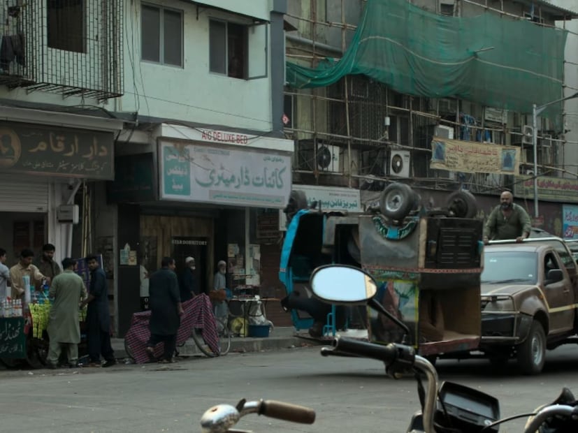 चित्रपटातील काही गाव-केंद्रित सीन पंजाबमधल्या Khera Village येथे शूट करण्यात आले. इथे घरं, भिंती, दुकाने, बोर्ड आणि रूफटॉप्सवर पाकिस्तानसारखी सजावट केली गेली. स्थानिक लोकांनीही शूटिंग दरम्यान हे पाहिलं आणि हा सेट पाहून त्यांनाही काही काळ ते खरंच पाकिस्तानासारखं वाटलं.