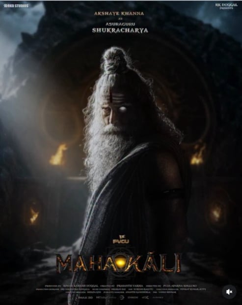 'महाकाली' चित्रपटातील शुक्राचार्य म्हणून अक्षय खन्नाचा फर्स्ट लूक वाऱ्यासारखा व्हायरल झाला आहे. पांढरे झालेले लांब केस, दाढी, डोळ्यांभोवती असलेले काजळ आणि खास कॉस्च्युम यामुळे तो एक आधुनिक पण मूळ भारतीय शुक्राचार्य दिसत आहे.