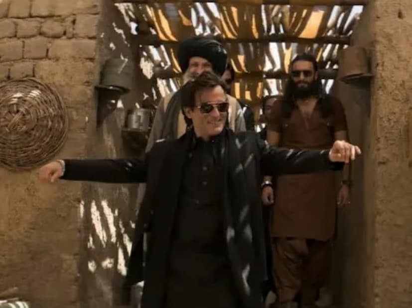 मुंबई: अभिनेता अक्षय खन्नाच्या 'धुरंधर' चित्रपटातील एन्ट्रीने सध्या सोशल मीडियावर प्रचंड धुमाकूळ घातला आहे. 'रहमान डकैत' ची भूमिका आणि 'FA9LA' या धमाकेदार गाण्यावरील त्याची एन्ट्री बघून चाहते अक्षरशः वेडे झाले आहेत. मुंबई: अभिनेता अक्षय खन्नाच्या 'धुरंधर' चित्रपटातील एन्ट्रीने सध्या सोशल मीडियावर प्रचंड धुमाकूळ घातला आहे. 'रहमान डकैत' ची भूमिका आणि 'FA9LA' या धमाकेदार गाण्यावरील त्याची एन्ट्री बघून चाहते अक्षरशः वेडे झाले आहेत.