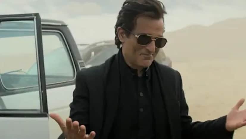 मुंबई: बॉलिवूडमध्ये काही कलाकार असे आहेत, जे लांबलचक डायलॉग्स न मारताही केवळ त्यांच्या शांत आणि धारदार नजरेने पडदा गाजवतात. अभिनेता अक्षय खन्ना त्यापैकीच एक!