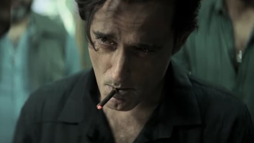 अक्षय खन्नाने 'धुरंधर'मध्ये मुख्य खलनायक रहमान बलोच ऊर्फ रहमान डकैतची भूमिका साकारली आहे. कराचीच्या गल्लीगल्लीत दहशत निर्माण करणाऱ्या या क्रूर गँगस्टरच्या पात्रात अक्षय खन्ना इतका खोलवर उतरला आहे की, त्याने ती भूमिका भीषणपणे जिवंत केली आहे.