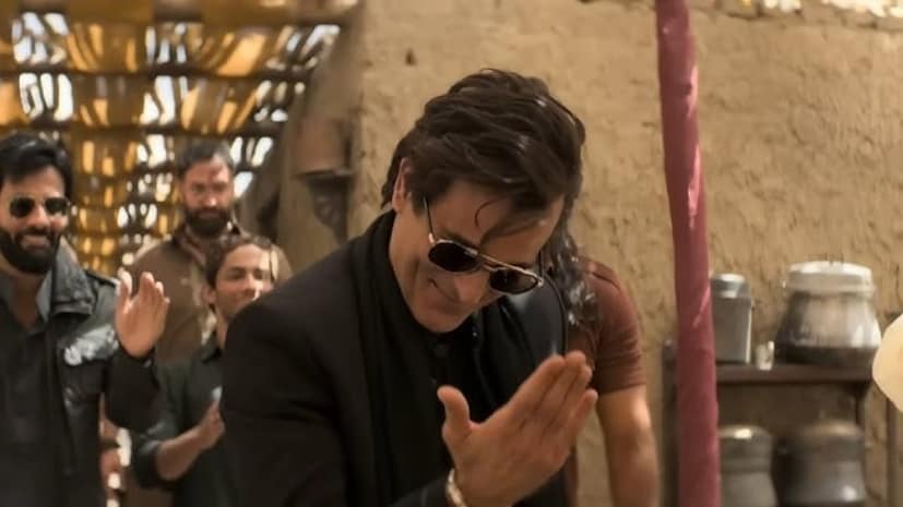 अभिनेता अक्षय खन्ना हा हिंदी चित्रपटसृष्टीतील सर्वात प्रतिभावान आणि अनेकदा दुर्लक्षित राहिलेल्या कलाकारांपैकी एक आहे. त्याच्या अभिनयातील खोली, त्याचं प्रत्येक पात्रातील समर्पण आणि प्रामाणिकपणा नेहमीच त्याला मिळालेल्या प्रसिद्धीपेक्षा अधिक प्रभावी ठरला आहे. अभिनेता अक्षय खन्ना हा हिंदी चित्रपटसृष्टीतील सर्वात प्रतिभावान आणि अनेकदा दुर्लक्षित राहिलेल्या कलाकारांपैकी एक आहे. त्याच्या अभिनयातील खोली, त्याचं प्रत्येक पात्रातील समर्पण आणि प्रामाणिकपणा नेहमीच त्याला मिळालेल्या प्रसिद्धीपेक्षा अधिक प्रभावी ठरला आहे.