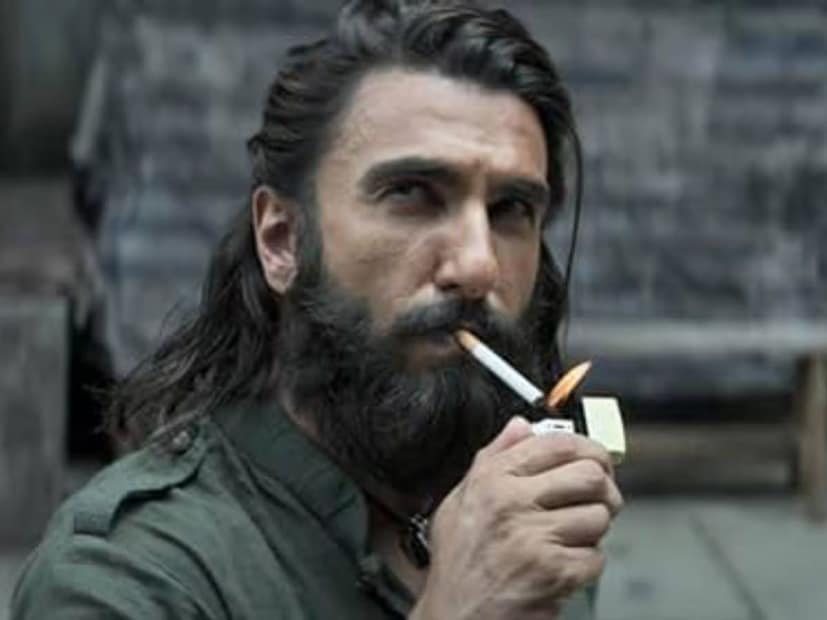 सुरुवातीला हा क्षण सहज नजरेत न भरणारा वाटू शकतो. पण बारकाईने पाहणाऱ्या चाहत्यांना यात एक मोठा संकेत (ईस्टर एग) सापडला असून तो थेट ‘धुरंधर 2’कडे इशारा करतोय, अशी चर्चा सुरू झाली आहे.