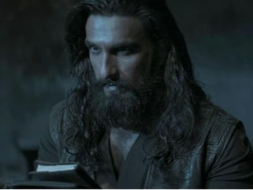 ‘धुरंधर’ चित्रपटाच्या शेवटच्या दृश्यात रणवीर सिंग साकारलेला हम्झा अली मझारी आपल्या हिटलिस्टमधून रहमान डकैत (अक्षय खन्ना) याचं नाव खोडून टाकतो. त्या गुप्त डायरीच्या पानावर अनेक नावे दिसतात, जी त्याची पुढील टार्गेट असू शकतात. मात्र त्यातील एक नाव प्रेक्षकांचे विशेष लक्ष वेधून घेतो, ते म्हणजे ‘बडे साहब’.