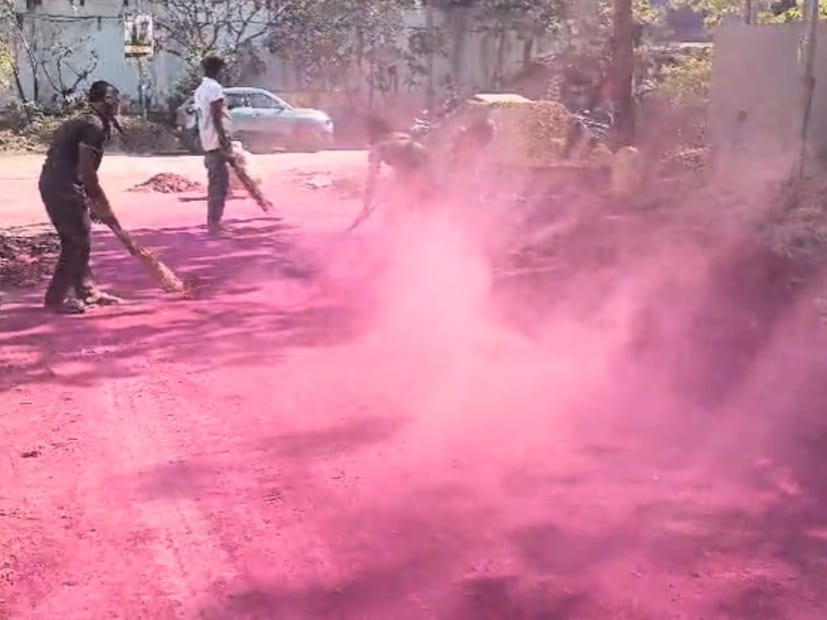 हिरवा पाऊस, लाल पाणी असेल किंवा गाडीवर काळे ठिपके पडले असेल, यानंतर आता डोंबिवलीमध्ये गुलाबी रस्ते झाल्याचा प्रकार समोर आला आहे. डोंबिवलीच्या एमआयडीसी फेज २ मध्ये हा प्रकार घडला आहे. 