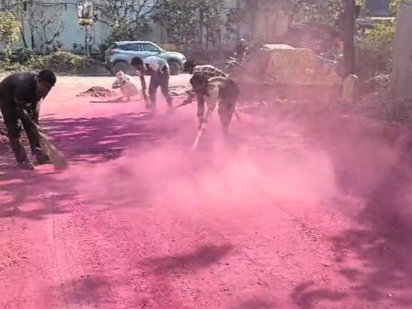 डोंबिवलीतील एमआयडीसी फेज 2 मध्ये हा प्रकार सकाळी समोर आला. जवळपास संपूर्ण रस्ता हा गुलाबी झाला होता. गुलाबी रस्ता झाल्यामुळे केमिकल कंपन्यांनी रस्त्यावर पाणी मारून साफ करण्याचा प्रयत्न केला. पण, रंग कायम राहिला.