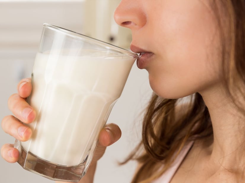 जगातील बहुतांश लोक गाय किंवा म्हशीचं दूध पितात. तुम्ही कधी नीट निरखून पाहिलं आहे का, की दुधाचा रंग नेहमी शुभ्र पांढरा (Pure White) च का असतो? लाल, हिरवा किंवा इतर रंगाचा का नाही?