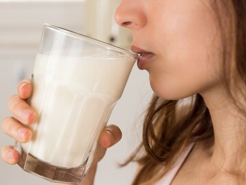 पॅकेटचं दूध उकळावं की थेट प्यावं? काय आहे योग्यपद्धत, अनेकांना चुकीचा समज