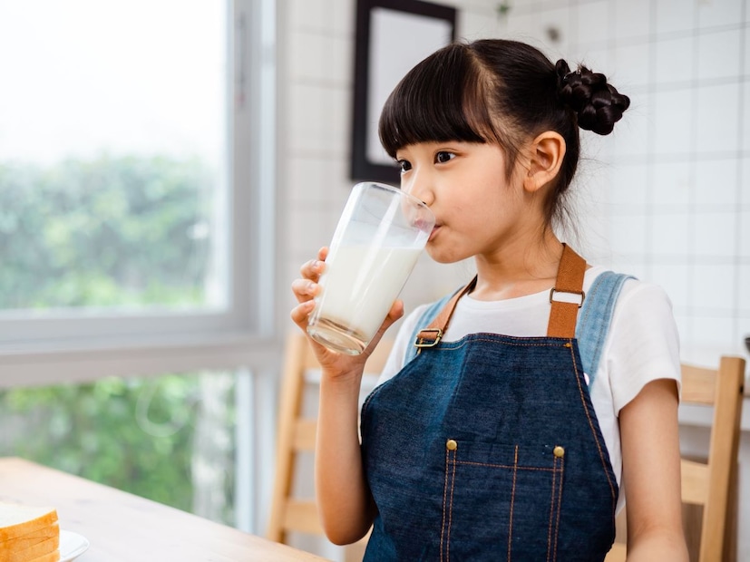 प्रक्रिया: यात दूध 135 ते 150 डिग्री सेल्सियवर तापमानावर फक्त 2 ते 5 सेकंदांसाठी गरम केले जाते आणि नंतर निर्जंतुक पॅकेटमध्ये बंद केले जाते. या अत्यंत उच्च तापमानामुळे सर्व सूक्ष्मजीव आणि त्यांचे बीजाणू पूर्णपणे नष्ट होतात. त्यामुळे हे दूध न उघडल्यास, रेफ्रिजरेशनशिवाय 3 ते 6 महिने सुरक्षित राहू शकते.