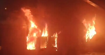 2000 पेक्षा जास्त प्रवासी रात्री 1.30 वेळ,अचानक ट्रेनचे 2 कोच पेटले, थरारक PHOTO