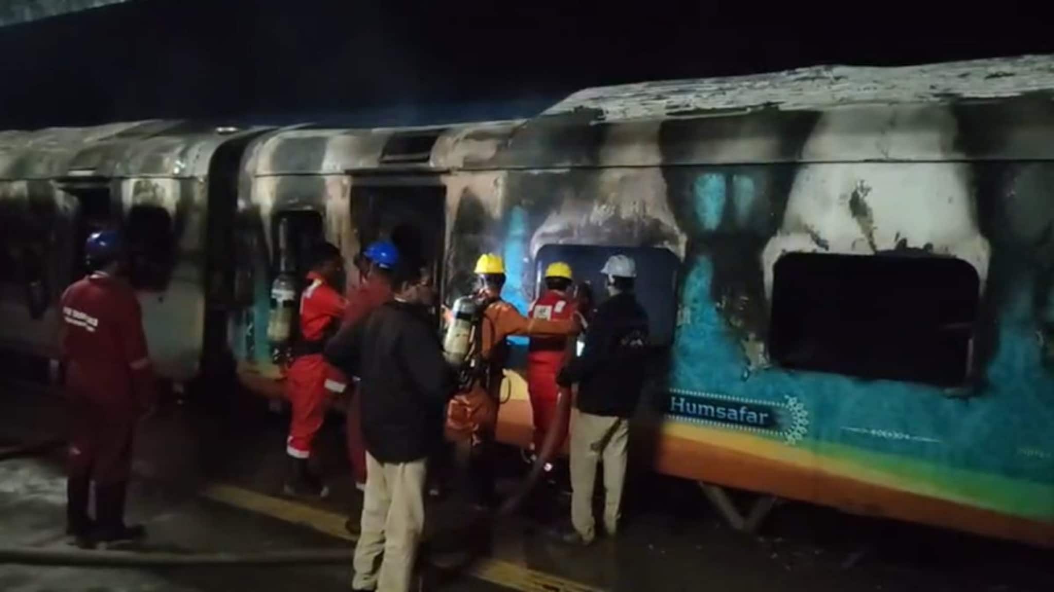 2000 पेक्षा जास्त प्रवासी अन् रात्री 1.30 वेळ, अचानक ट्रेनच्या दोन कोचनं घेतला पेट, एकाचा होरपळून मृत्यू, PHOTO