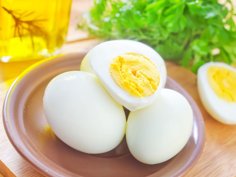 आपण नेहमीच दुधाची किंवा ब्रेडची एक्सपायरी डेट तपासतो, तशी अंड्यांची करतो का? बाजारात दिसणाऱ्या अंड्यांवर कोणतीही स्पष्ट 'समाप्तीची तारीख' (Expiry Date) लिहिलेली नसते, त्यामुळे ती ताजी आहेत की नाही, हे ओळखणे अनेकदा कठीण होते. पण याचा अर्थ असा नाही की अंड्यांना एक्सपायरी डेट नसते.