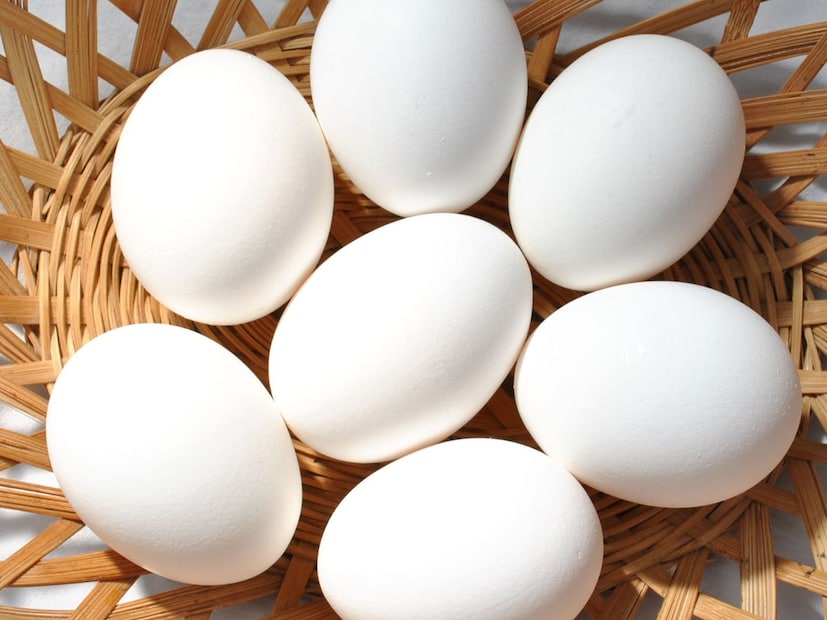 शेल किंवा कवच तपासा (Check the Shell):अंडी फुटलेली  किंवा तडकलेली  नसावीत. शेल फुटलेले असल्यास, बॅक्टेरिया आत प्रवेश करू शकतात.
अंड्यावर कोणत्याही प्रकारची घाण, विष्ठा किंवा रक्ताचे डाग नसावेत.
पॅक केलेल्या कार्टनमध्ये जरी वास ओळखणे कठीण असले तरी, जर अंड्यातून त्वरित तीव्र, सल्फरसारखा (Sulphur-like) वास येत असेल, तर ते घेऊ नका.
अंडी साठवण्याची योग्य जागा थंड असावी. दुकानदाराने अंडी थंड जागी (Refrigerated) ठेवली आहेत की नाही, याची खात्री करा.