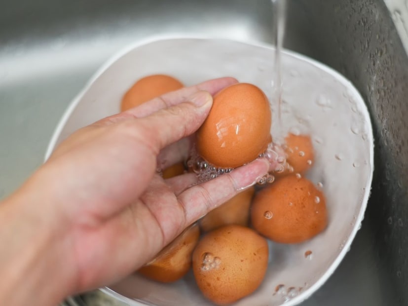 संशोधन काय म्हणते?फ्रंटियर्स इन मायक्रोबायोलॉजीमध्ये 2012 मध्ये प्रकाशित झालेल्या एका रिसर्चनुसार, जर अंडी साधारण 25°C तापमानावर साठवली गेली, तर त्यांच्यात साल्मोनेला टायफीम्यूरियम (Salmonella Typhimurium) नावाचा धोकादायक जीवाणू वाढू लागतो.
याउलट, अंड्यांना फ्रीजमध्ये ठेवल्यास या जीवाणूंची वाढ मंदावते. यामुळे, अंड्यांना जास्त काळ ताजे ठेवण्यासाठी आणि बॅक्टेरियाचा धोका कमी करण्यासाठी तापमान स्थिर आणि कमी ठेवणे महत्त्वाचे आहे.