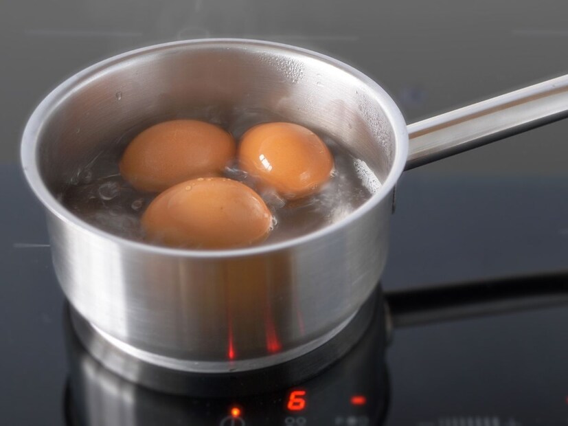 3. ताजेपणा तपासण्याची सोपी पद्धतघरी आणलेली अंडी ताजी आहेत की जुनी, हे तपासण्याचा हा सर्वात सोपा आणि वैज्ञानिक आधार असलेला मार्ग आहे
एका मोठ्या भांड्यात थंड पाणी घ्या.
त्या पाण्यात अंडे हळूच सोडा.
अंडं तळाशी आडवे बसले याचा अर्थ अंडं पूर्णपणे ताजं आहे.
अंडे उभे राहते, पण तळाला चिकटून राहते याचा अर्थ अंडे थोडे जुने आहे (सुमारे 1 आठवड्याचे), पण खाण्यासाठी पूर्णपणे सुरक्षित आहे.
अंडे तरंगते (Floats on the surface): याचा अर्थ अंडे खूप जुने आहे आणि ते वापरू नये.
अंडे जुने झाल्यावर, त्याच्या आत हवा (Air) जमा होऊ लागते. जितकी जास्त हवा जमा होईल, तितके अंडे पाण्यावर तरंगते.