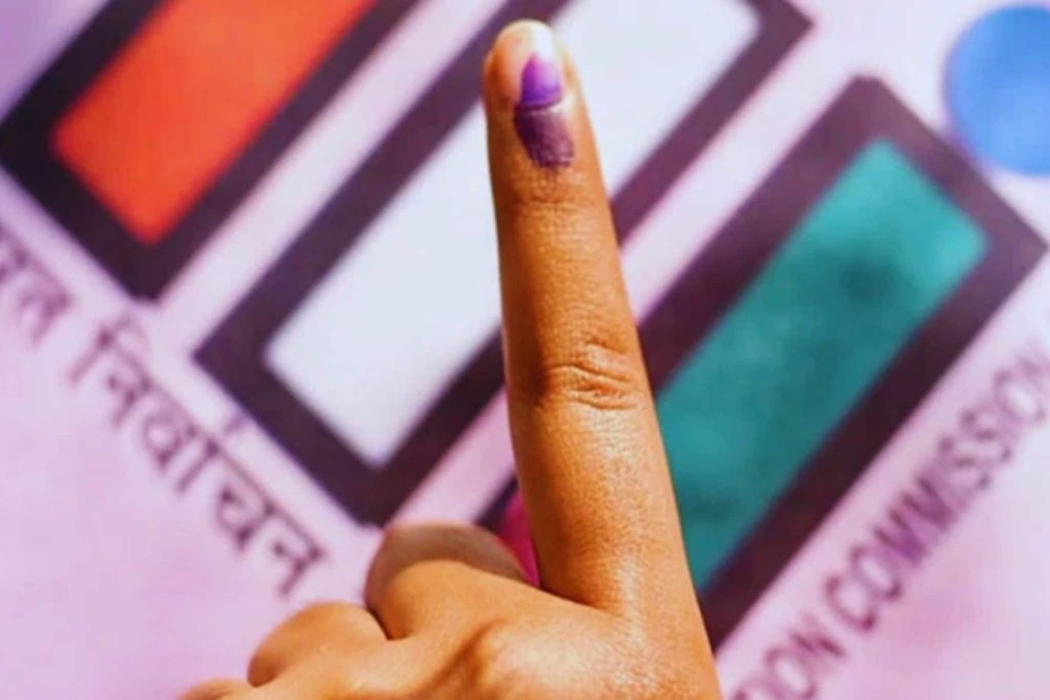 24 नगरपरिषद, 76 नगरपालिका निवडणुकीसाठी आज मतदान 24 नगरपरिषद, 76 नगरपालिका निवडणुकीसाठी आज मतदान