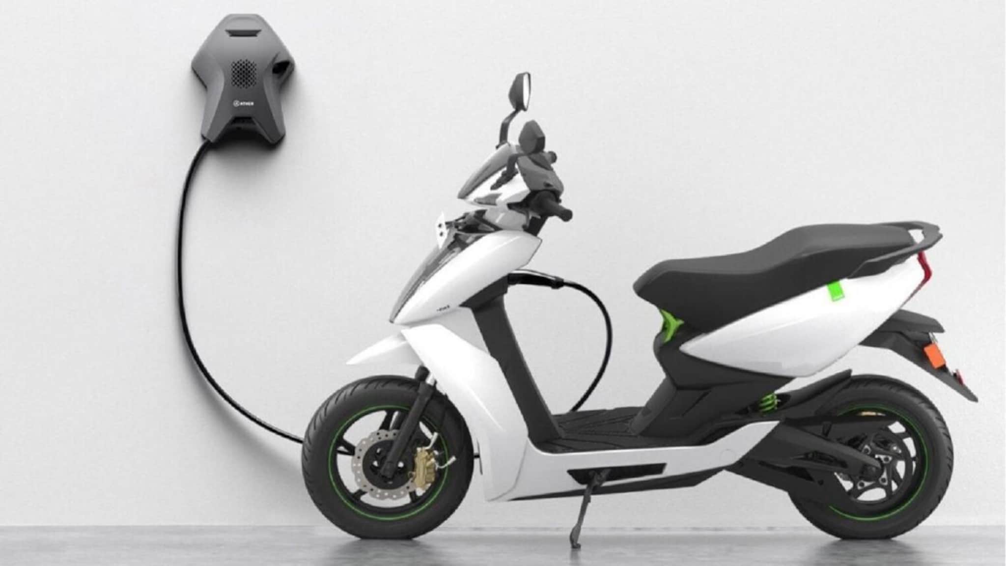 नव्या वर्षात इलेक्ट्रिक स्कूटर घेण्याचा प्लॅन आहे? 1 जानेवारीपासून या कंपनीचे स्कूटर होताय महाग 