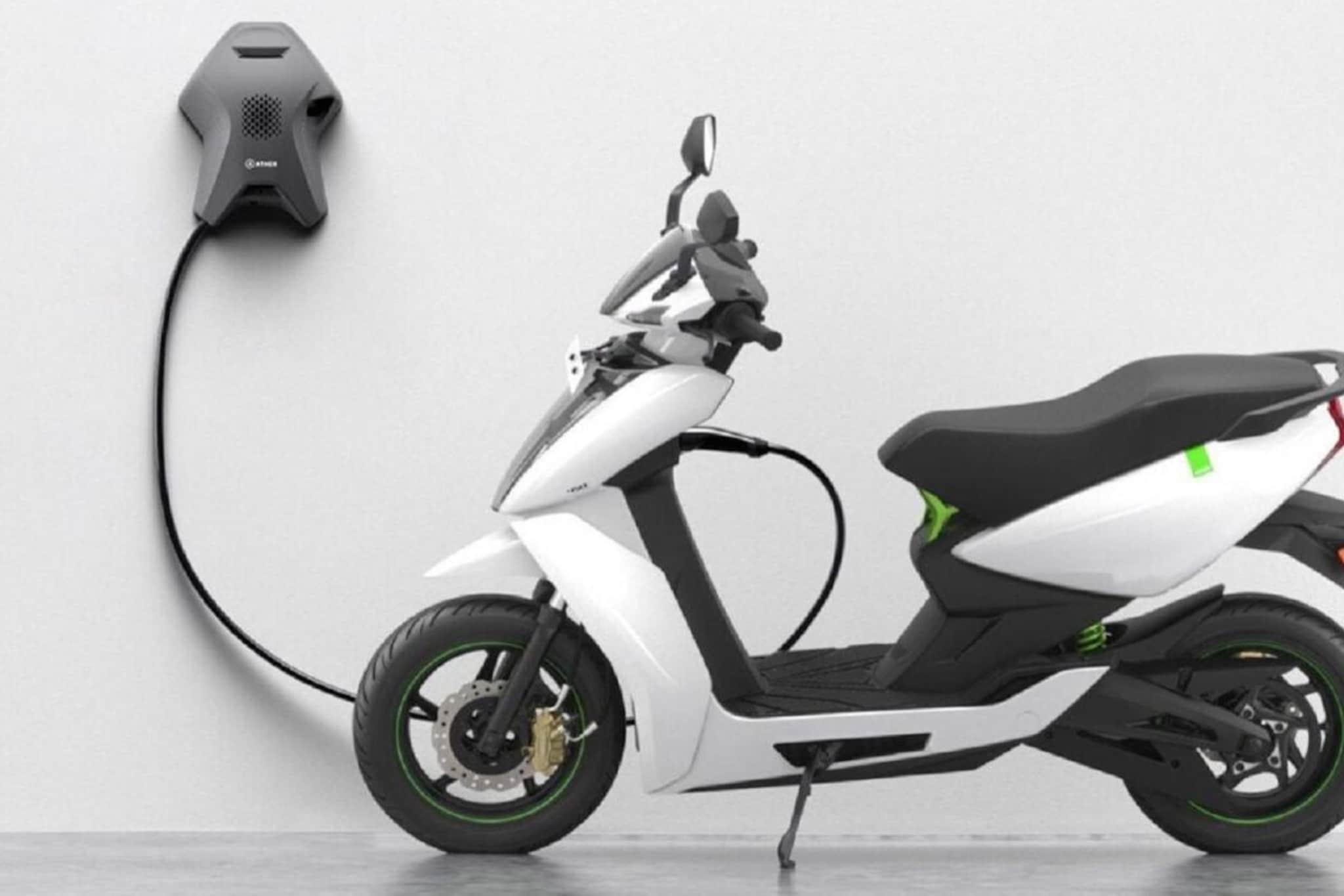 नव्या वर्षात इलेक्ट्रिक स्कूटर घेण्याचा प्लॅन?  ही कंपनी वाढवणार किंमती