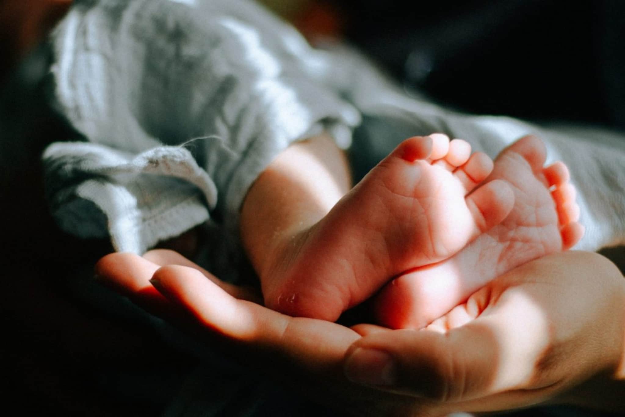 नवजात बाळाची 6 लाखांना विक्री, 5 जणांना ठोकल्या बेड्या; मुलं चोरणारी टोळी हाती ल