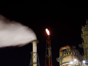 फॅक्ट्रींच्या उंच टोकावर 24 तास आग का जळत असते? काय आहे Flare Stack चा फायदा?