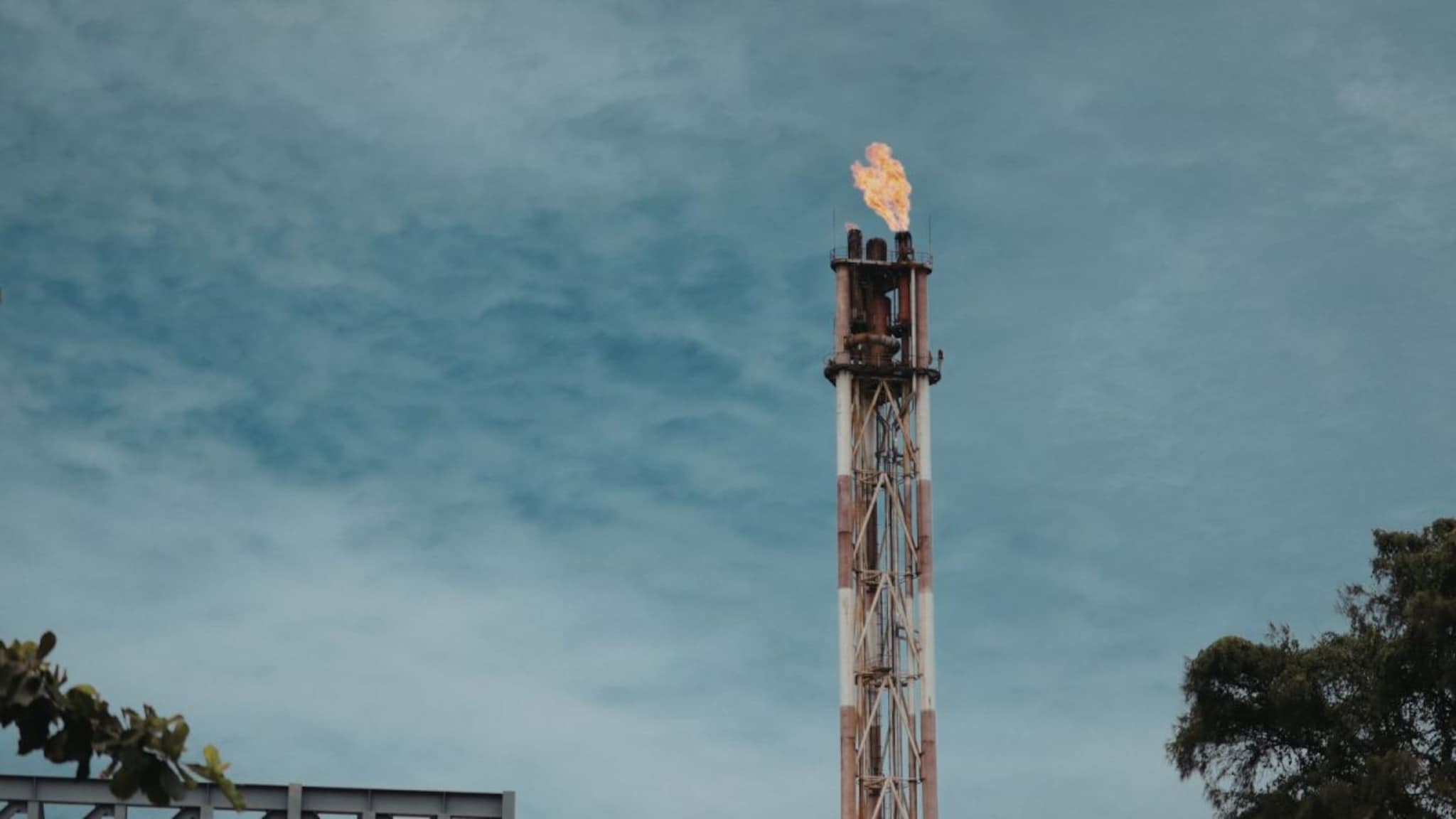 Science : मोठमोठ्या फॅक्ट्रींच्या उंच टोकावर 24 तास आग का जळत असते? काय आहे Flare Stack चा फायदा?