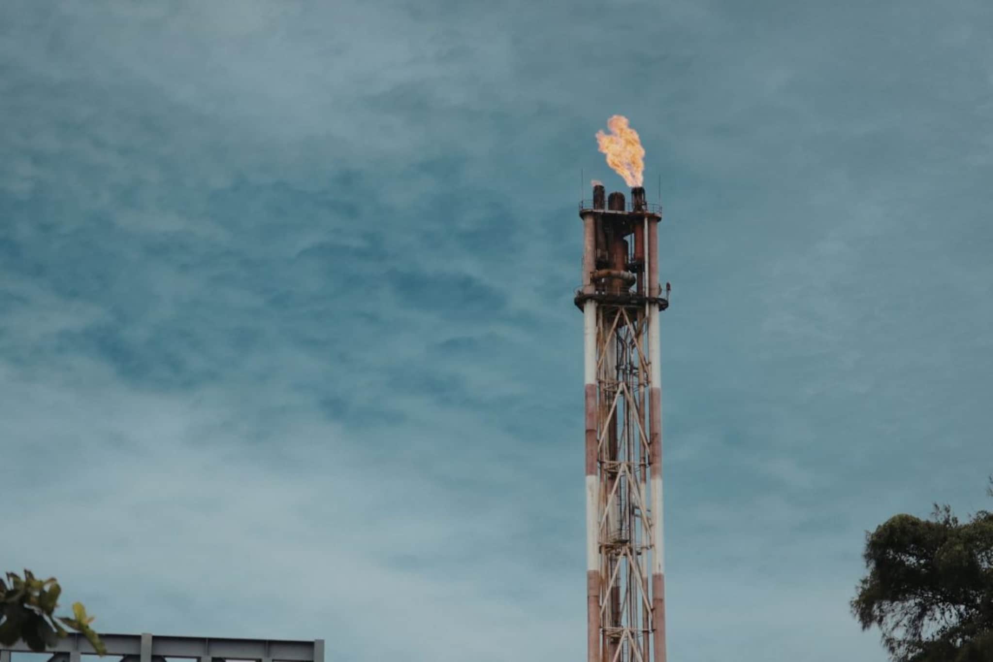 फॅक्ट्रींच्या उंच टोकावर 24 तास आग का जळत असते? काय आहे Flare Stack चा फायदा?