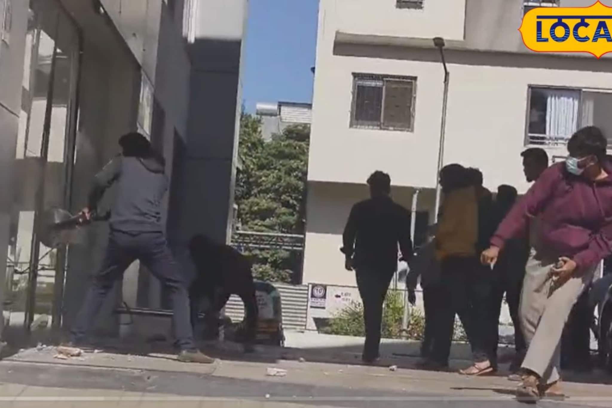 पुण्यात सह्याद्री रुग्णालयात ठाकरे गटाचं खळ्ळखट्याक, शिवसैनिक आक्रमक, घडलं काय? पुण्यात सह्याद्री रुग्णालयात ठाकरे गटाचं खळ्ळखट्याक, शिवसैनिक आक्रमक, घडलं काय?