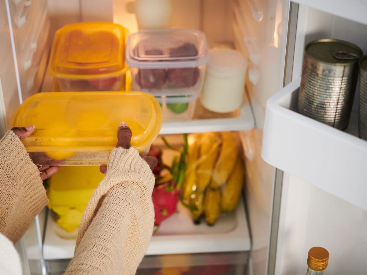 1. कंप्रेसरची जोरदार 'धड-धड' आवाजजर फ्रिजमधून खूप मोठा 'धड-धड' किंवा असामान्य कंप येत असेल, तर हे गंभीर आहे. हा आवाज सहसा कंप्रेसरच्या बिघाडाचा (Compressor Fault) संकेत देतो. कंप्रेसरच्या आत एखादा भाग ढिला झाला असेल किंवा स्क्रू लूज झाले असतील.</div><div class=