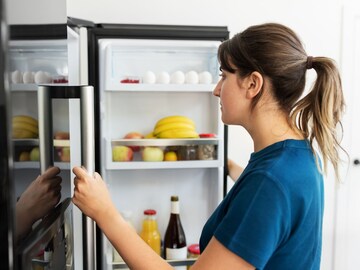 Fridge : स्वयंपाकघरात लपलाय धोका? तुमच्या 'या' चुकांमुळे फ्रिजचा होऊ शकतो स्फोट Fridge : स्वयंपाकघरात लपलाय धोका? तुमच्या 'या' चुकांमुळे फ्रिजचा होऊ शकतो स्फोट