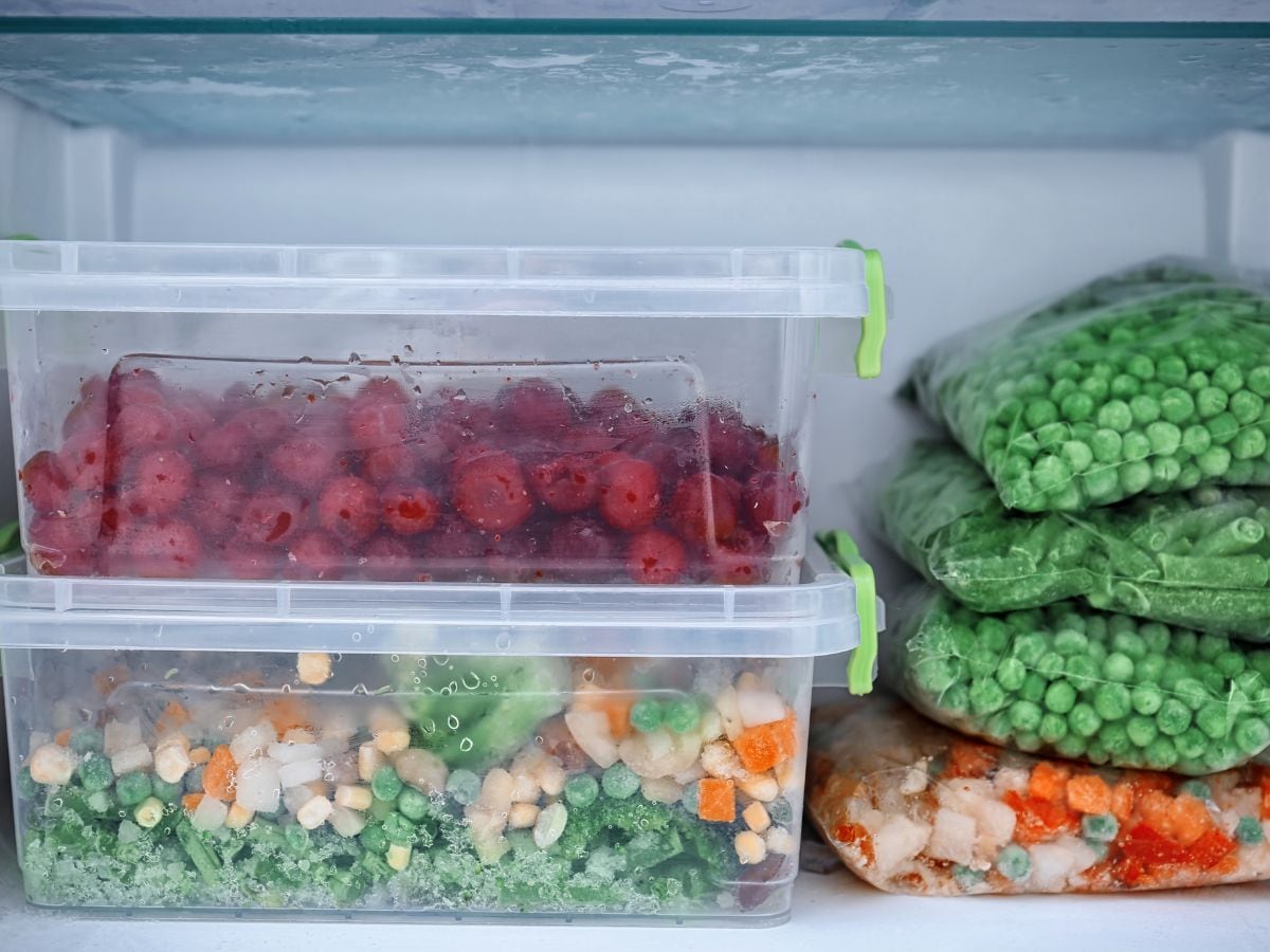 2. आइस मेकरज्या फ्रिजमध्ये ऑटोमॅटिक आइस मेकर (Automatic Ice Maker) असतो, तिथे ठराविक वेळेनंतर बर्फ तयार होऊन कंटेनरमध्ये पडतो. तेव्हा एक हलका 'धप्प' असा आवाज येतो. त्यानंतर पाणी भरण्यासाठी जेव्हा वॉल्व्ह उघडतो, तेव्हा काही सेकंदांसाठी बारीक 'गुरगुरणारा आवाज' ऐकू येते. हा संपूर्ण चक्र दर काही तासांनी पूर्ण होतो आणि तो पूर्णपणे सामान्य आहे.