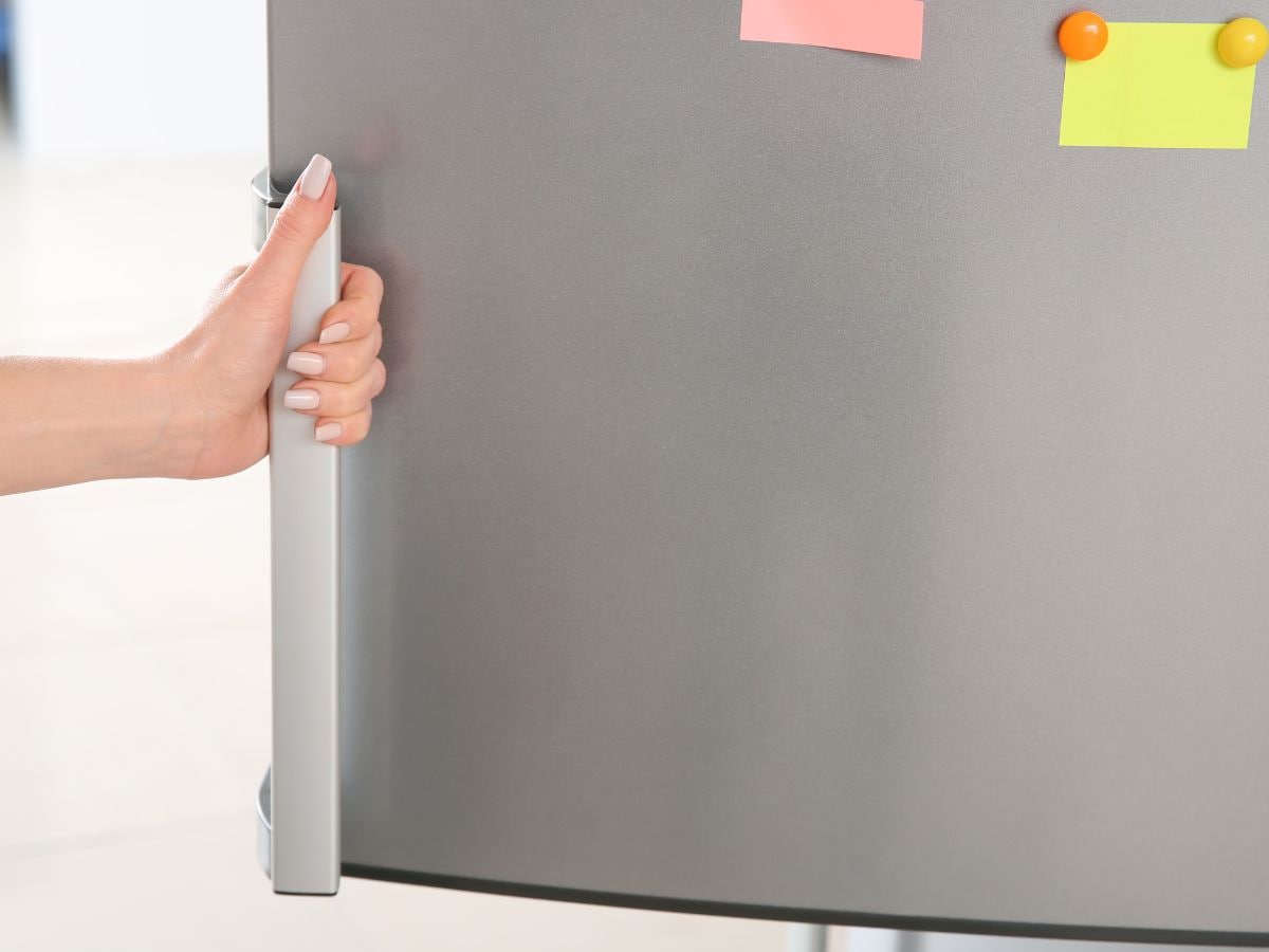 वेळेवर या आवाजांना ओळखल्यास तुम्ही हजारो रुपयांच्या नुकसानीपासून वाचू शकता. चला, तर मग जाणून घेऊया, फ्रिजमधून येणारे कोणते आवाज सामान्य आहेत आणि कोणते आवाज तुम्हाला लगेच मेकॅनिकला बोलावण्याचा इशारा देत आहेत.