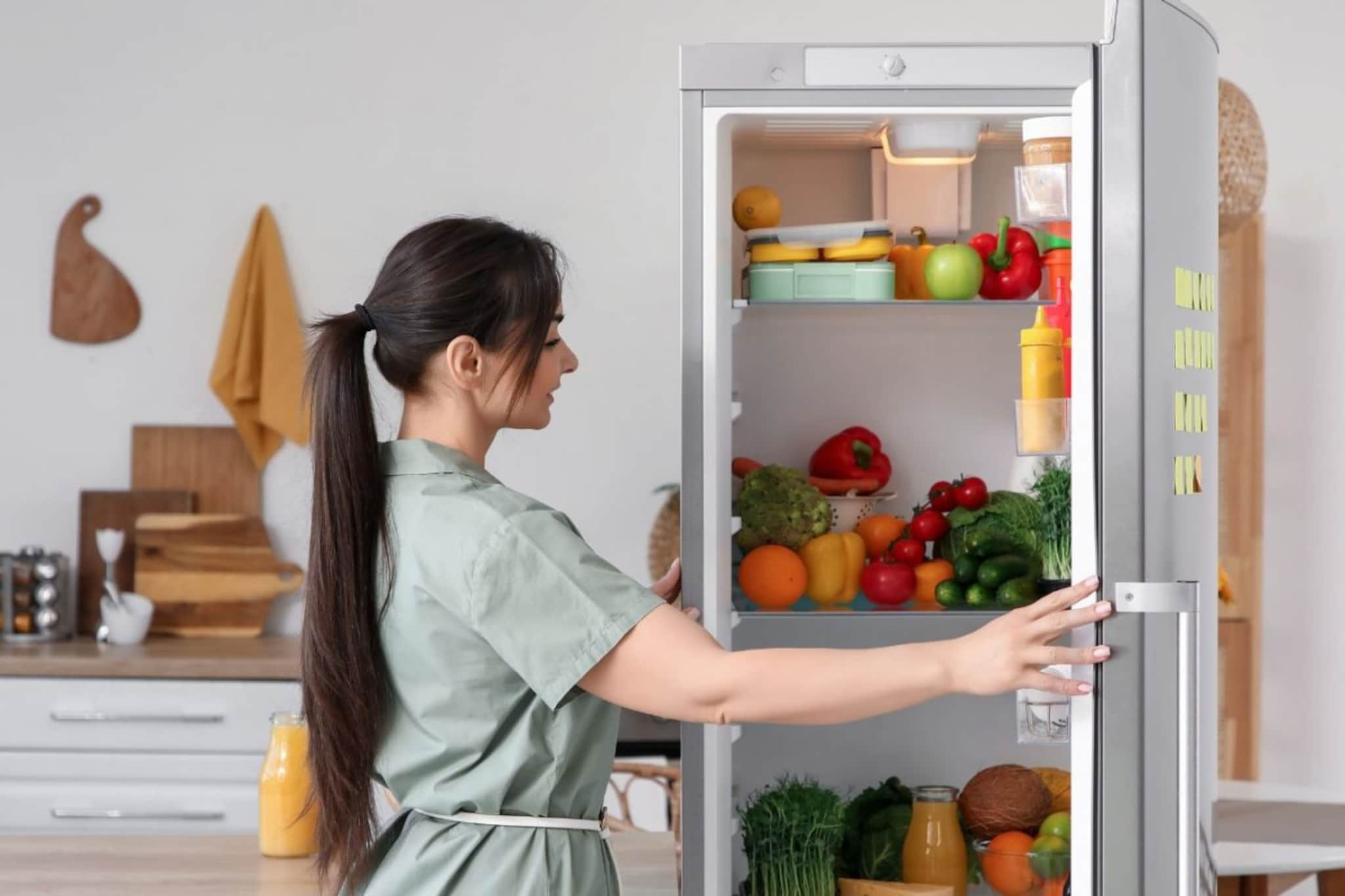 Fridge : स्वयंपाकघरात लपलाय धोका? तुमच्या 'या' चुकांमुळे फ्रिजचा होऊ शकतो स्फोट