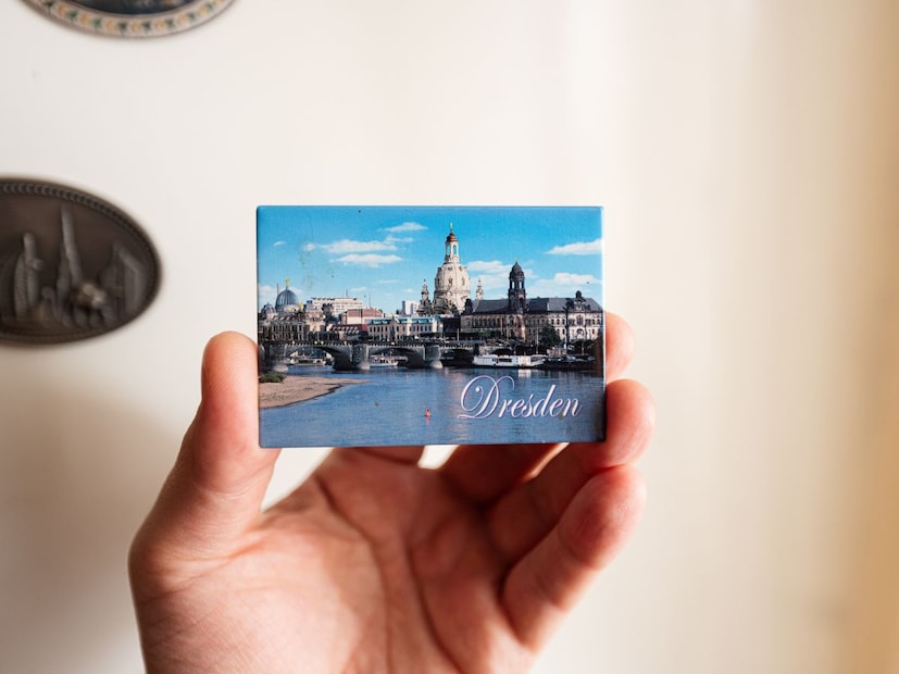 सोशल मीडियावर गैरसमज का पसरतात?फ्रीजवर मॅग्नेट लावल्यास कूलिंग आणि विजेवर परिणाम होतो, असे दावे करणारे अनेक व्हिडिओ आणि पोस्ट्स केवळ जास्त व्ह्यूज (Views) मिळवण्यासाठी केले जातात. लोक कोणत्याही माहितीची पडताळणी न करता ती पुढे पाठवतात आणि अशा प्रकारे हे गैरसमज वारंवार पसरतात.