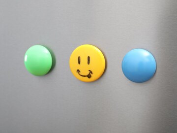 फ्रीजवर मॅग्नेट लावल्याने वीज बिल वाढतं? समोर आलं दाव्यामागचं सत्य