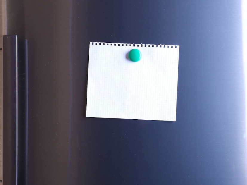 खरे नुकसान कशाने होऊ शकते?मॅग्नेटमुळे फ्रीजचे दोन प्रकारचे किरकोळ नुकसान होऊ शकते, पण तेही विशिष्ट परिस्थितीत
जर मॅग्नेट खूप जड (Heavy) असतील, तर दरवाजावर थोडे अतिरिक्त वजन पडू शकते. पण लहान मॅग्नेटमध्ये ही समस्या नसते.
जर मॅग्नेटची पृष्ठभाग खराब किंवा टोकदार असेल, तर फ्रीजच्या बाहेरील भागावर खरचटणे (Scratches) शक्य आहे.