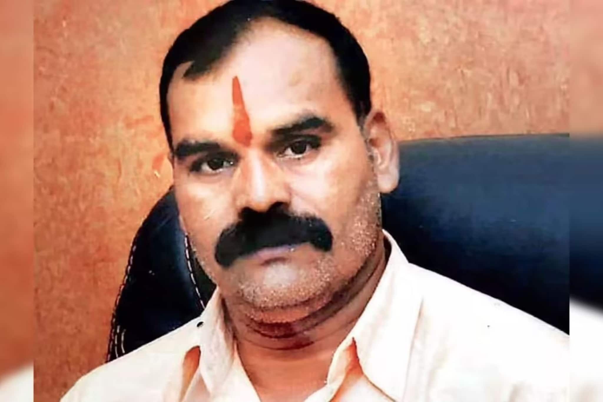 Pune: गुंड गजा मारणेला खाऊ घातलेली बिर्याणी पडली महागात, 5 पोलिसांवर मोठी कारवाई Pune: गुंड गजा मारणेला खाऊ घातलेली बिर्याणी पडली महागात, 5 पोलिसांवर मोठी कारवाई