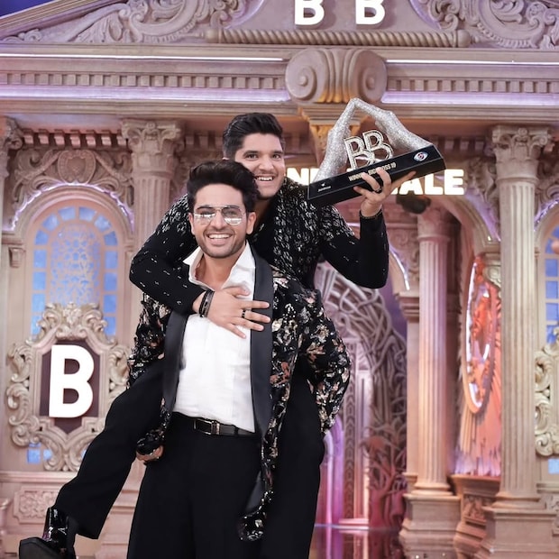 बिग बॉस 19 च्या ट्रॉफीसह गौरव खन्नाला 50 लाख रुपयांची रक्कम मिळाली. म्हणजेच गौरव खन्ना एकूण 3 कोटी 12 लाख रुपयांची कमाई केली आहे. गौरव खन्नाची दररोजची फी आणि ग्रँड फिनाले त्याला मिळालेली बक्षिसाची रक्कम ही अंदाजे 6.25 पट आहे. 