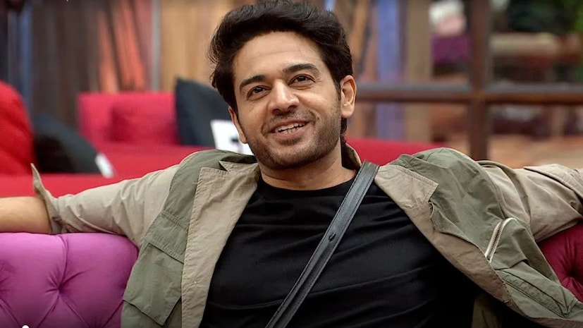 गौरव खन्ना, फरहाना भट्ट, प्रणित मोरे, तान्या मित्तल आणि अमाल मलिक यांनी अंतिम फेरीत धडक मारली होती.