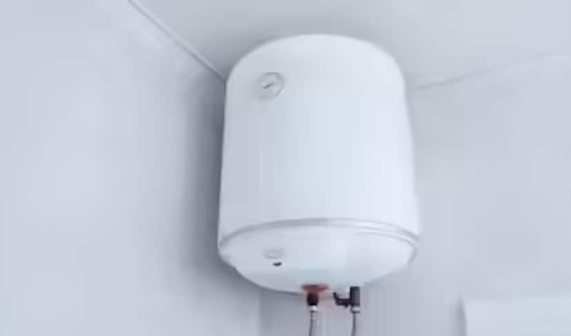 लिकेजमुळे शॉर्ट सर्किट होऊ शकते : तापमान योग्यरित्या सेट केल्यानंतरही पाणी खूप गरम झाले तर ते थर्मोस्टॅटची समस्या असू शकते. या समस्येकडे दुर्लक्ष केल्याने जळजळ होऊ शकते. म्हणून, ते ताबडतोब दुरुस्त करा. तसेच, गीझरमध्ये थोडीशी गळती असेल तर ती ताबडतोब दुरुस्त करा, कारण त्यामुळे शॉर्ट सर्किट होऊ शकते. सेफ्टी व्हॉल्व्ह आणि जुने पाईप्स अनेकदा प्रेशर सहन करू शकत नाहीत; हे असे व्हॉल्व्ह आहेत जे प्रेशर नियंत्रित करतात आणि गीझर फुटण्यापासून रोखतात. म्हणून, हे नियमितपणे तपासा.