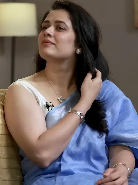 मराठमोळी अभिनेत्री गिरीजा ओक गेली अनेक वर्ष मराठी मनोरंजन विश्वात काम करतेय. जाहिरात क्षेत्रात गिरीजा ओकनं विशेष नाव कमावलं. अनेक मराठी, तसंच गुजराती नाटक तसंच सिनेमांमध्ये गिरीजानं काम केलं आहे. गिरीजाच्या कामाची पोचपावती तिला वेळोवेळी प्रेक्षकांकडून मिळत गेली पण त्या एका साडीनं गिरीजा एका रात्रीत नॅशनल क्रश बनली.