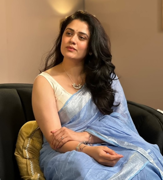 गिरीजा ओकने नुकत्याच दिलेल्या एका मुलाखतीत या निळ्या साडीचं सीक्रेट सांगितलं. प्रियानं नेसलेली ती निळी साडी तिच्या वैयक्तिक कलेक्शनमधील नव्हती.  ही साडी अभिनेत्री प्रिया बापट आणि तिची बहीण श्वेता यांच्या SaiVenchi या ब्रँडकडून आली होती.